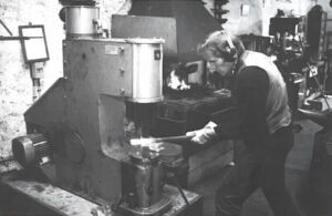 Jean-Louis Hurlin travaillant dans la forge