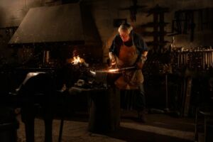 Jean-Louis Hurlin forgeant la lame de l'épée